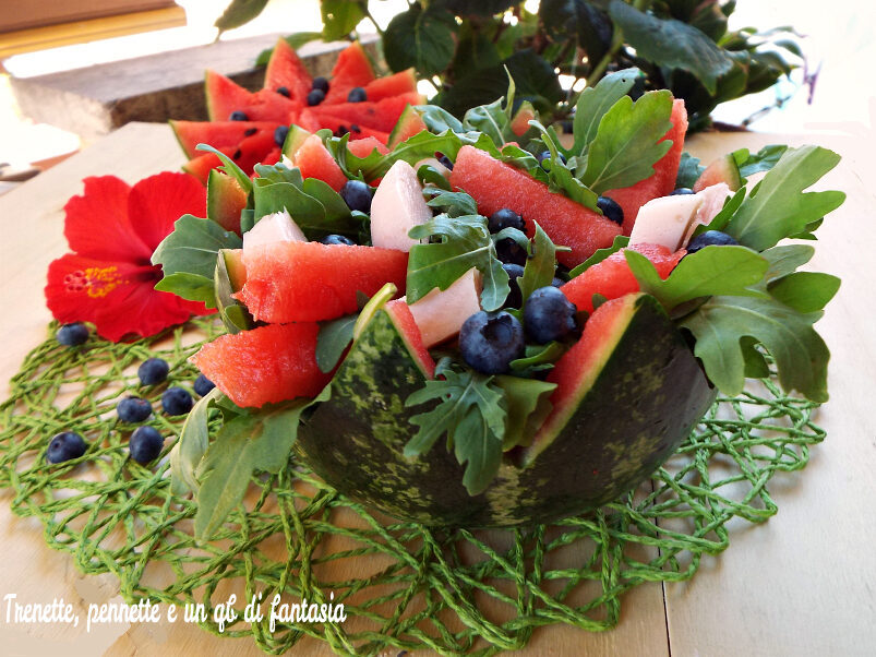 Insalata di rucola con cocomero, mirtilli e tacchino