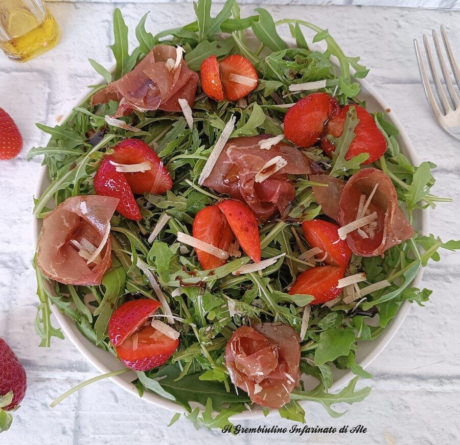 Insalata di rucola con fragole e bresaola