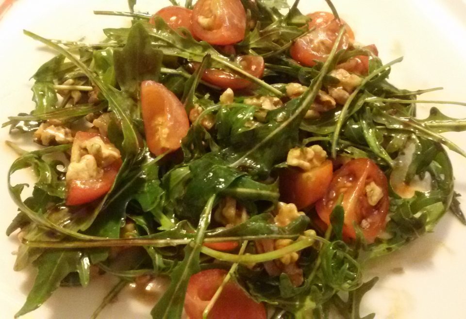 Insalata di rucola con pomodorini e noci