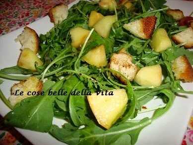 Insalata di rucola ,mela e crostini