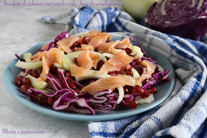 Insalata di salmone con cavolo viola, finocchi e melograno