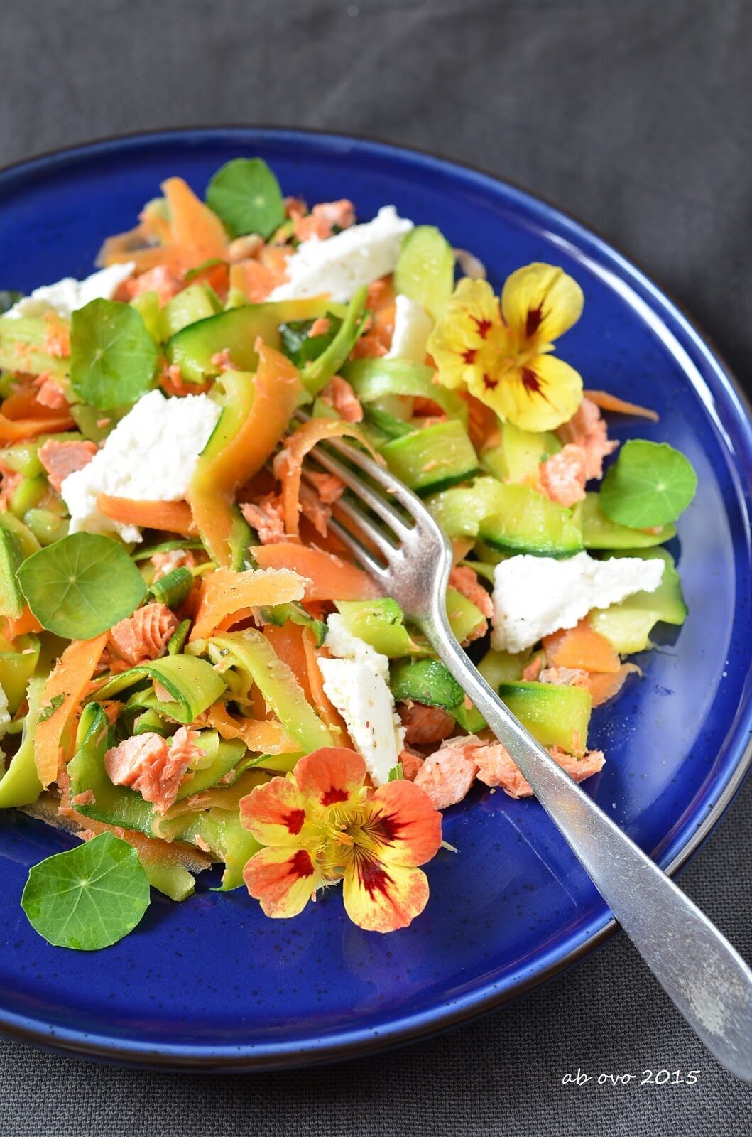 Insalata di salmone, zucchini e nasturzio