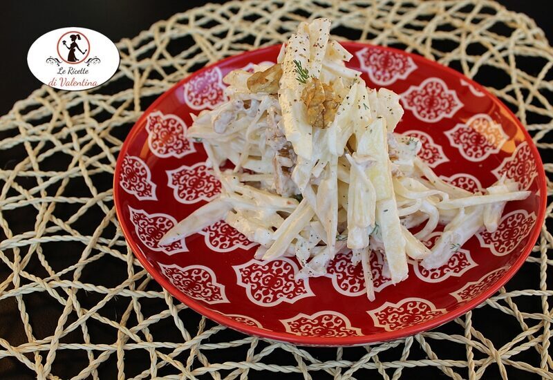 Insalata di sedano rapa, mele e noci con salsa allo yogurt