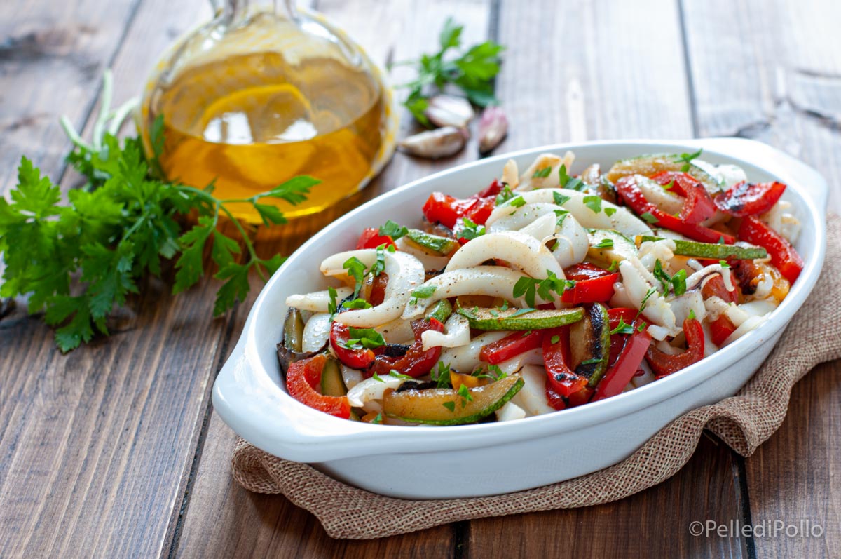 Insalata di seppie con peperoni e zucchine