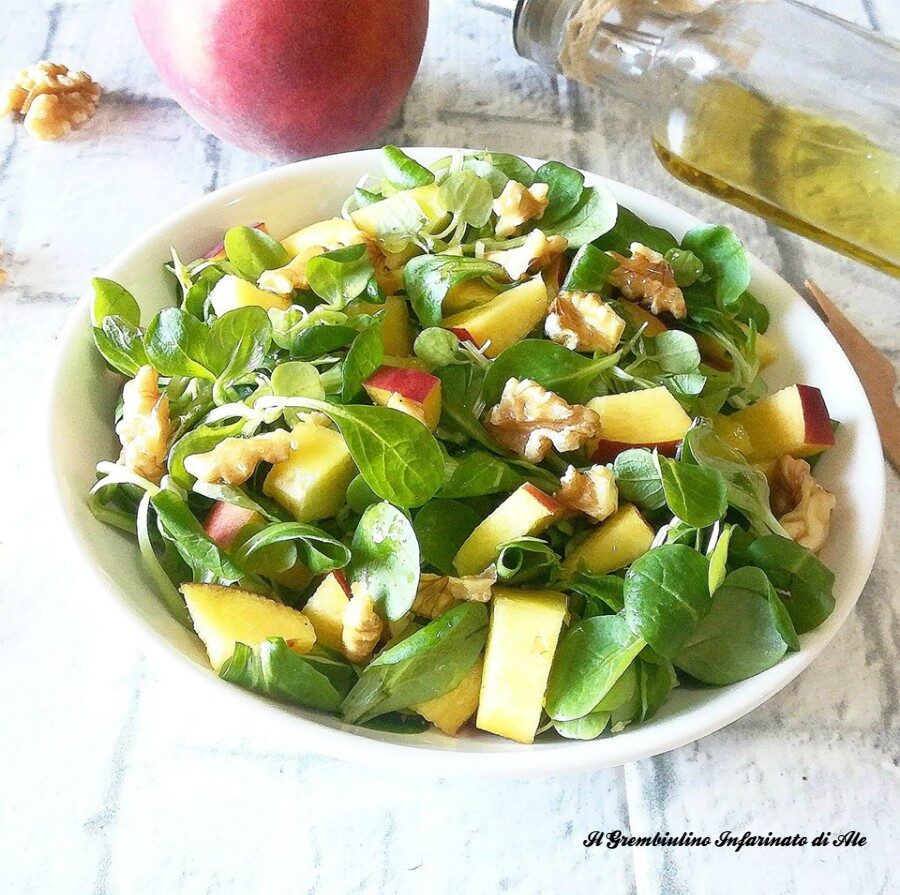 Insalata di songino con pesche e noci
