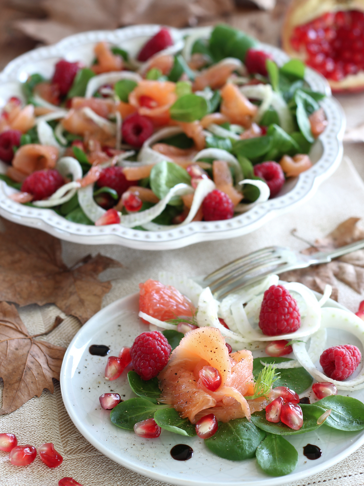Insalata di songino, finocchi, salmone affumicato e frutti rossi