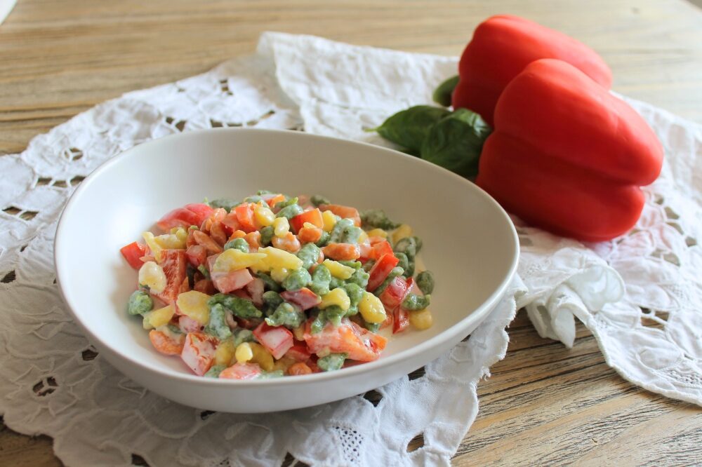 Insalata di spatzle con peperoni e yogurt greco