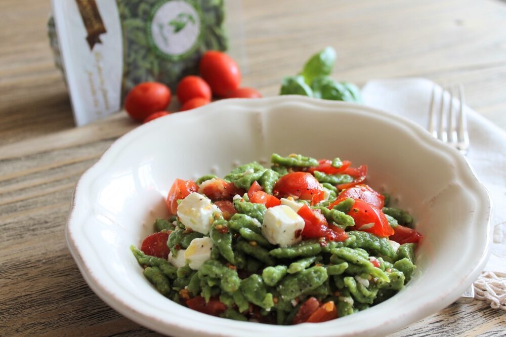 Insalata di spatzle con pomodorini, feta, limone e zenzero