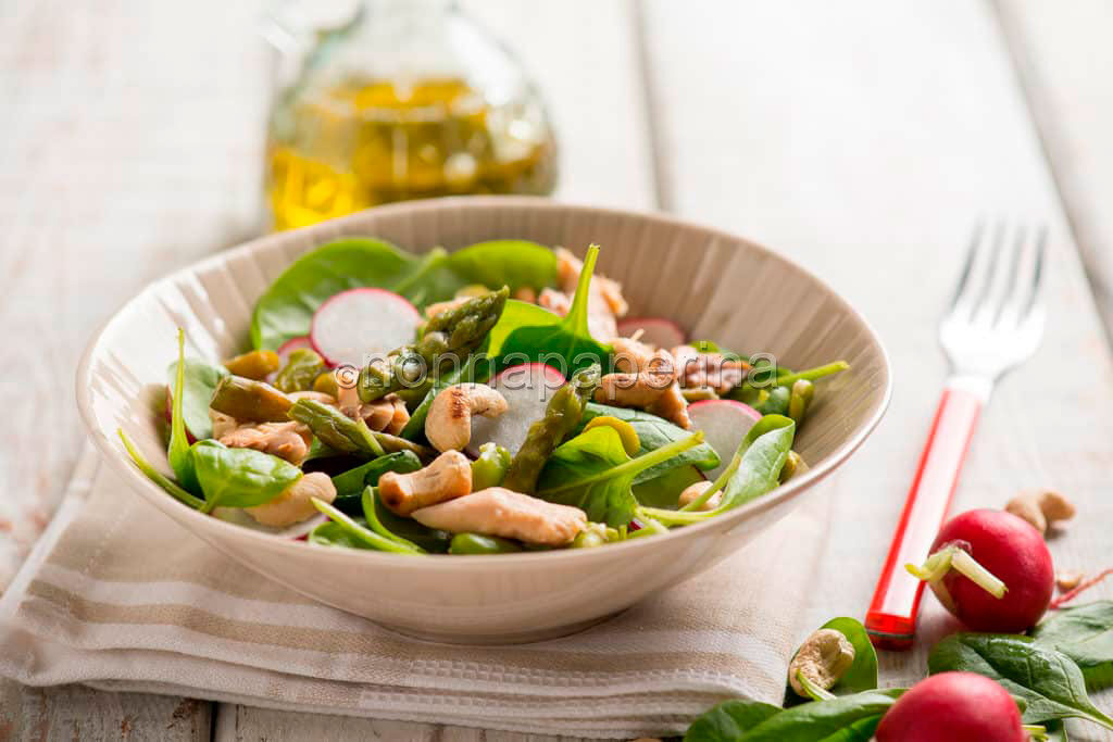 Insalata di spinaci con sgombro e anacardi, un contorno diverso dal solito