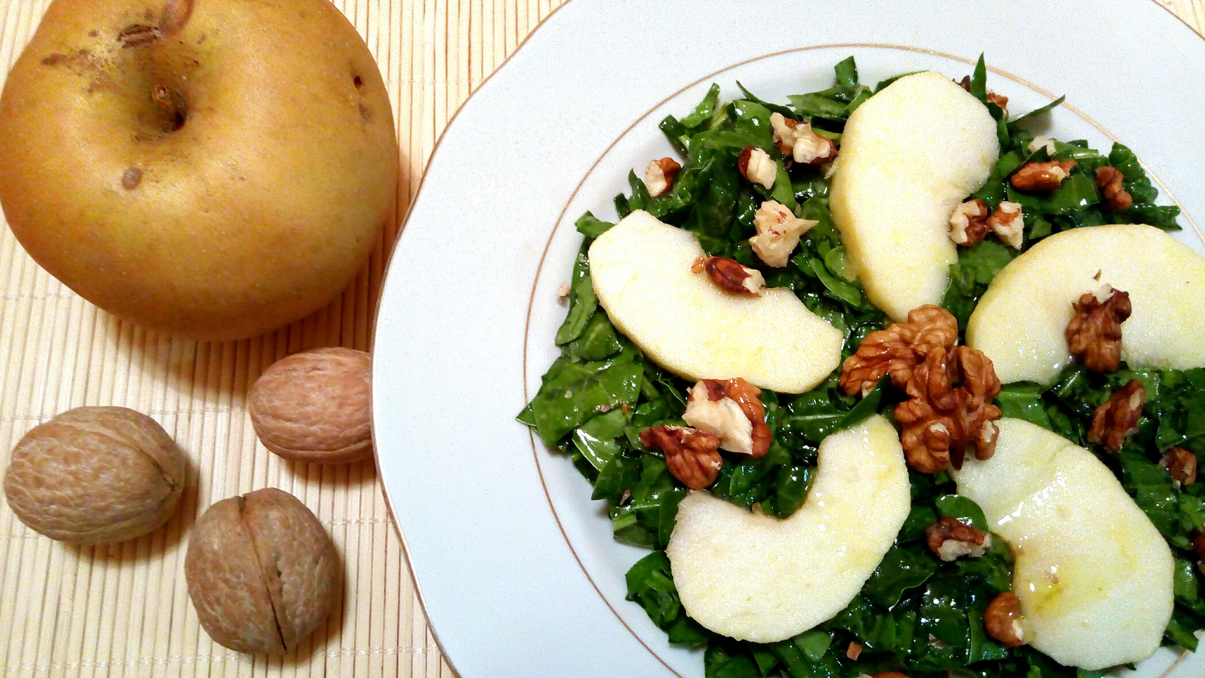Insalata di spinaci, mela renetta e noci