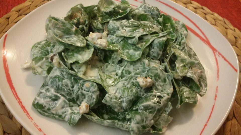 Insalata di spinaci novelli e noci condita con salsa allo yogurt greco