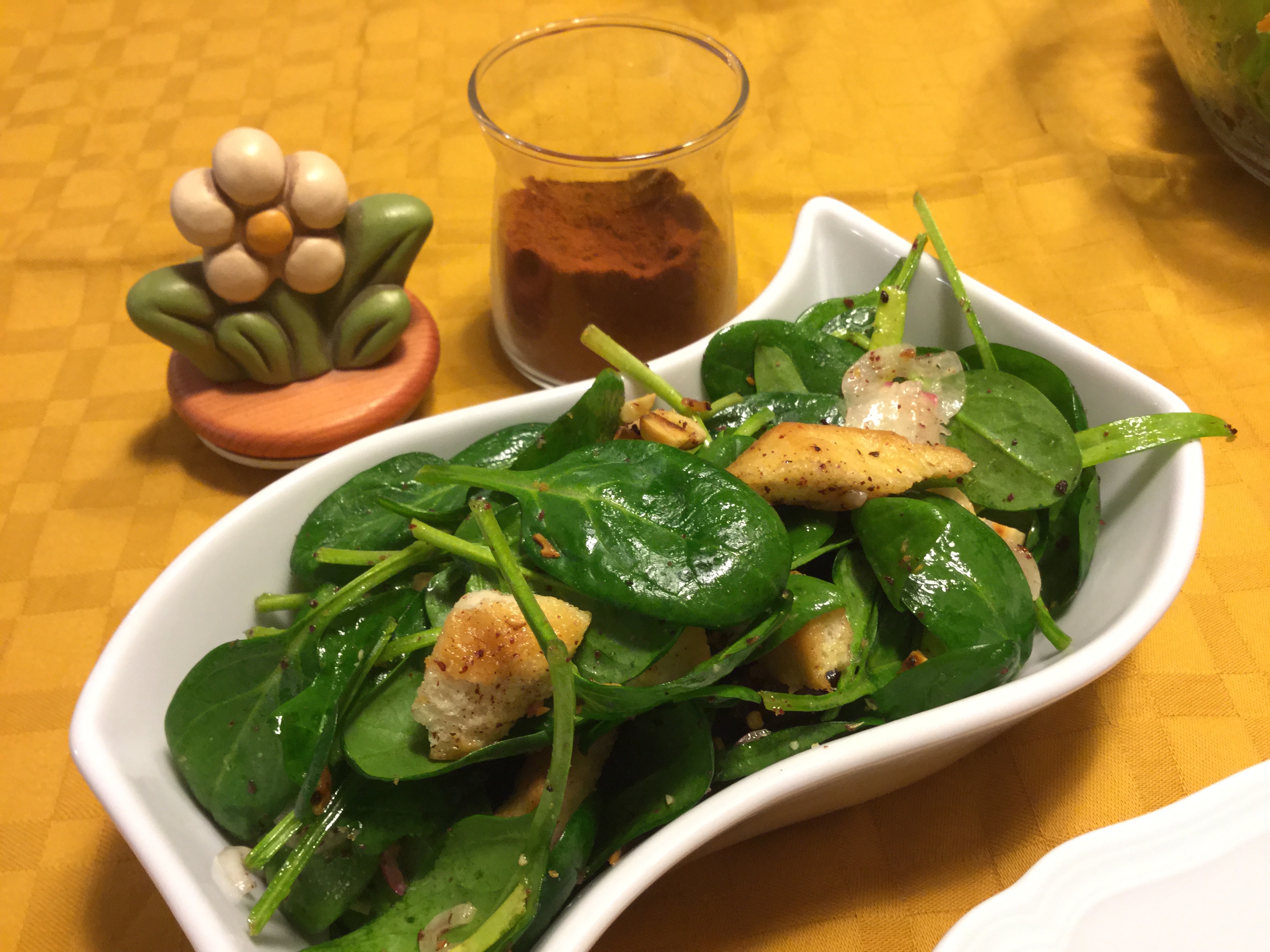 Insalata di spinacini, datteri e pane azzimo