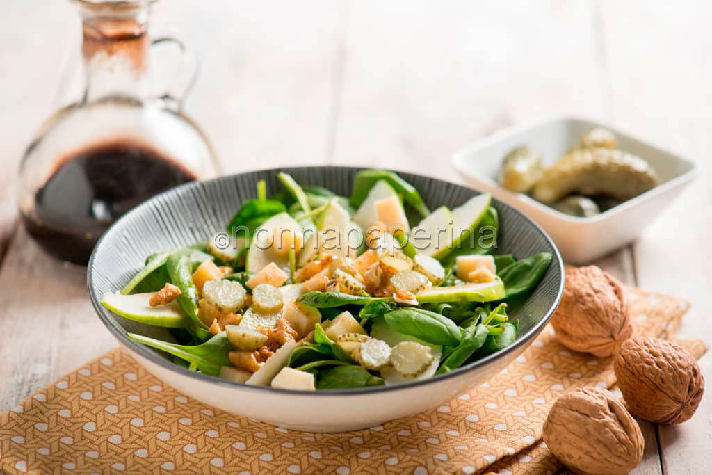 Insalata di spinacini e mela verde, un contorno dalle eccellenti proprietà