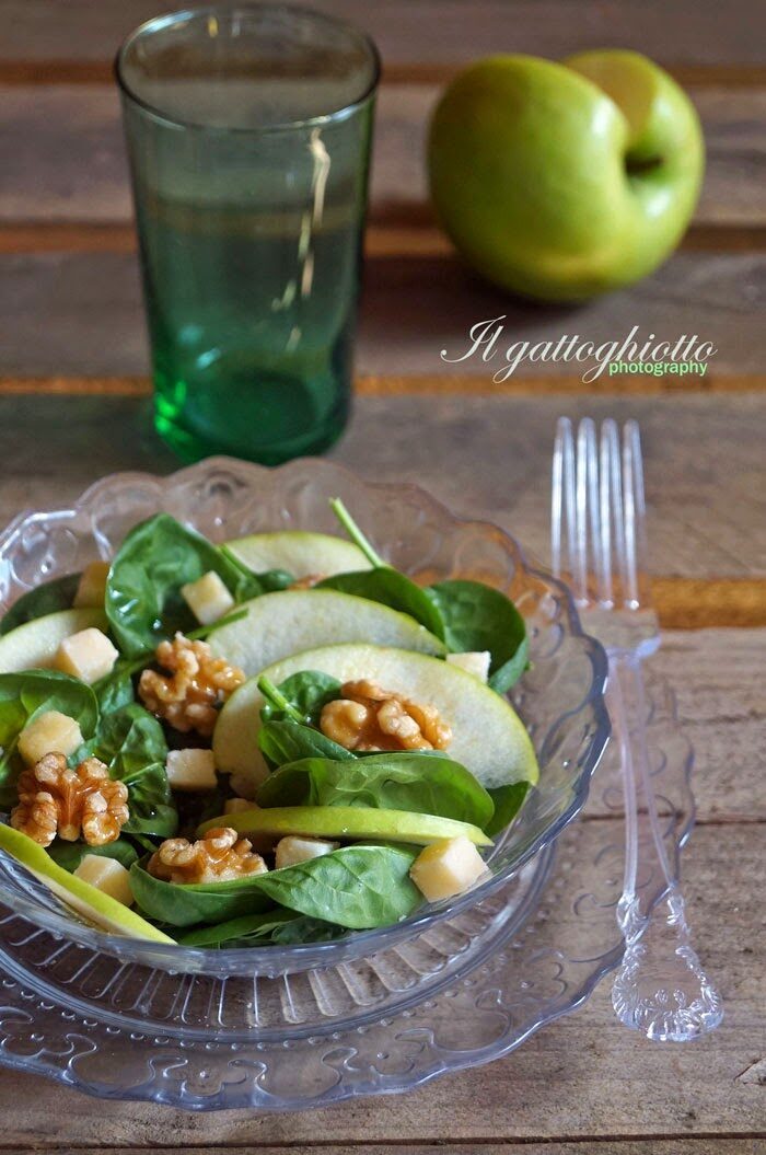 Insalata di spinacini, mela verde, grana e noci