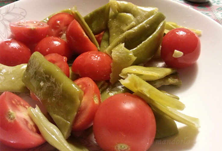 Insalata di taccole e pomodori