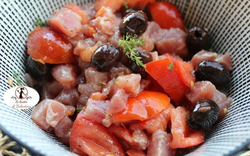 Insalata di tonno crudo con pomodori e olive taggiasche
