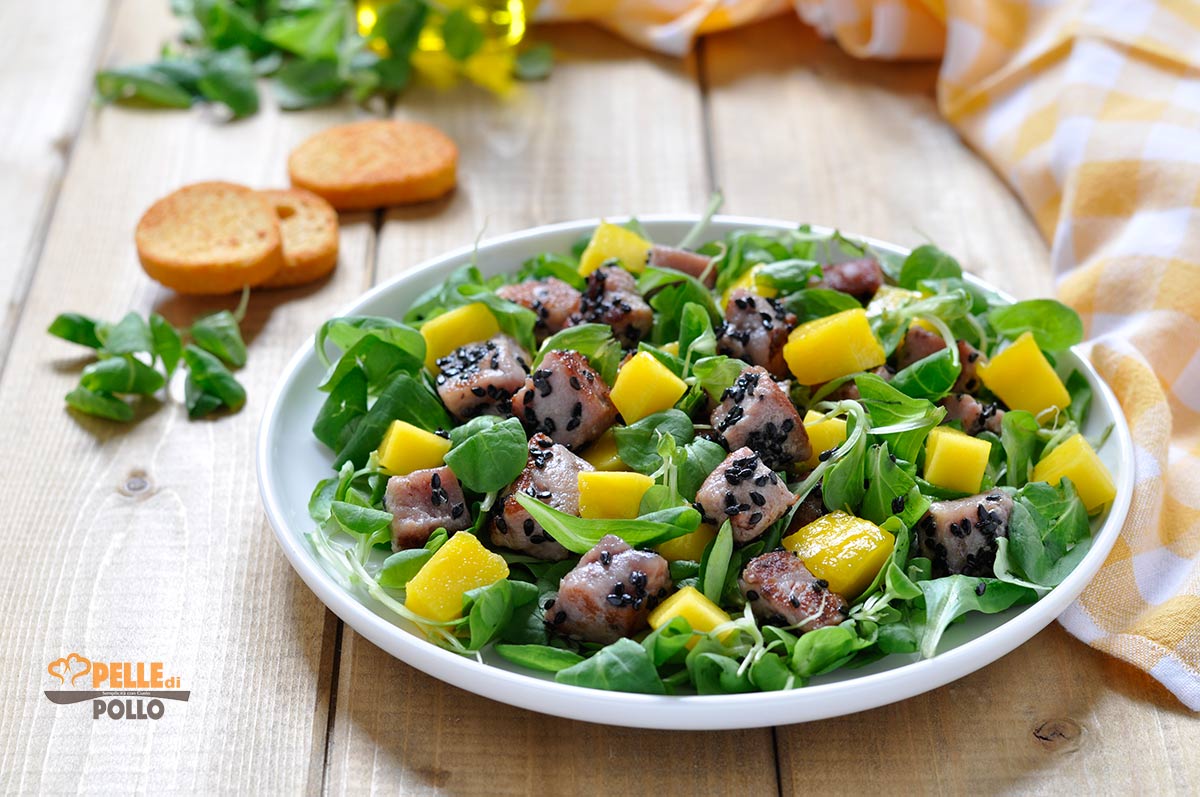 Insalata di tonno fresco con sesamo e mango