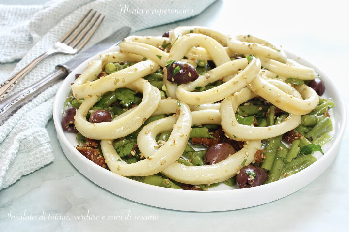 Insalata di totani, verdure e semi di sesamo