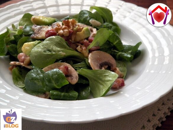 Insalata di valeriana e avocado