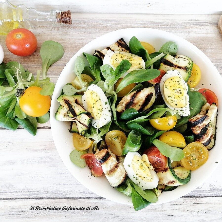 Insalata di verdure grigliate e uova sode