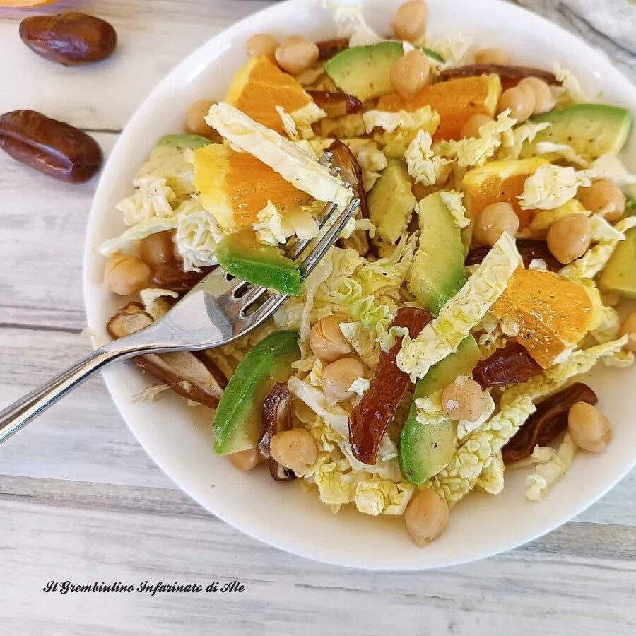 Insalata di verza con datteri e avocado
