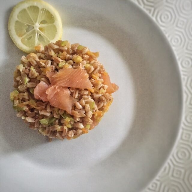 Insalata d’orzo con salmone affumicato