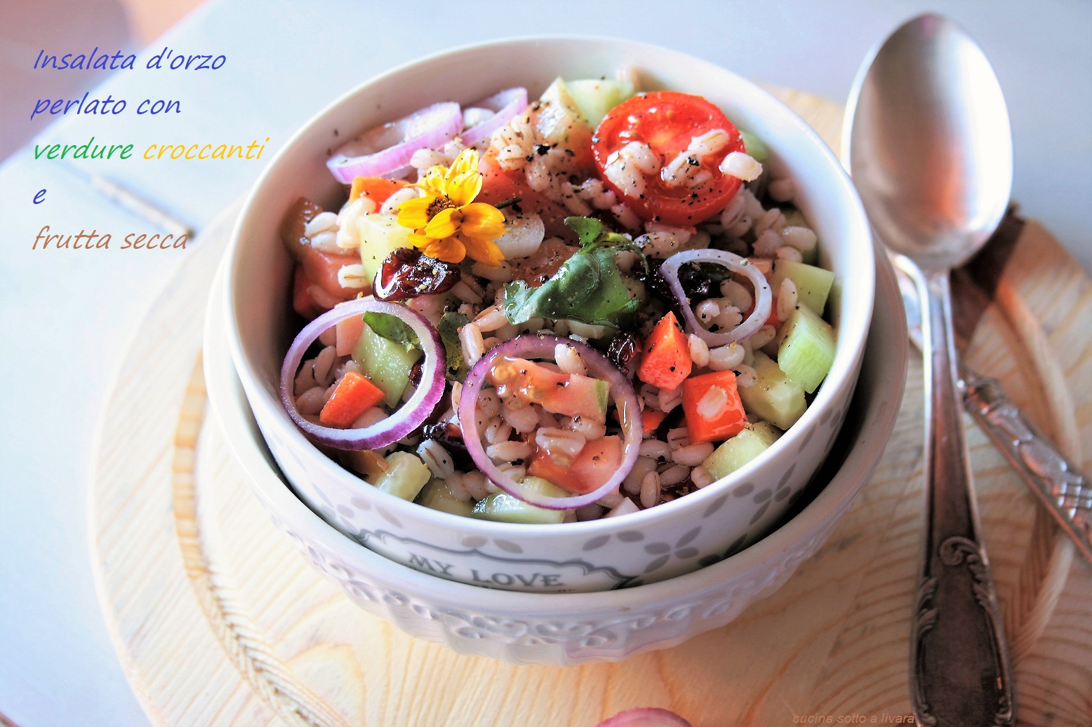 Insalata d’orzo con verdure croccanti e frutta secca