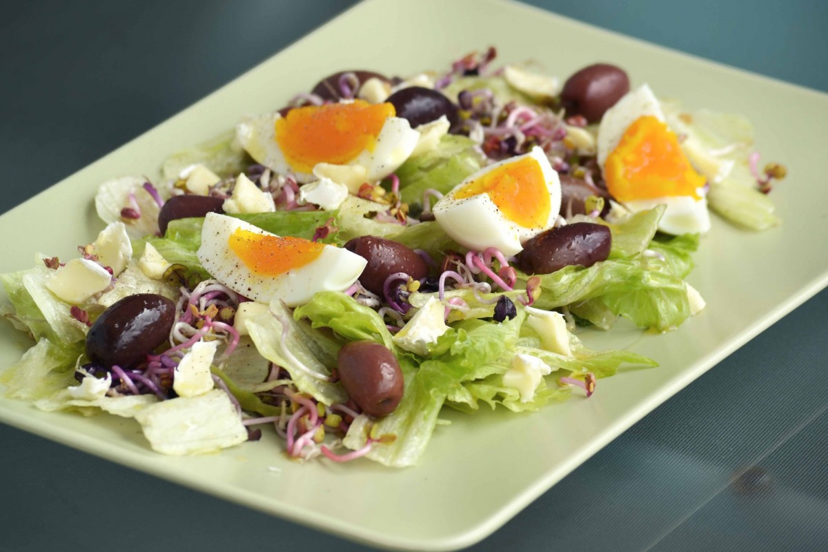 Insalata estiva con olive e uova