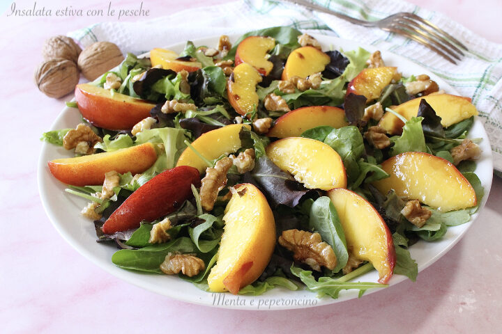 Insalata estiva con pesche