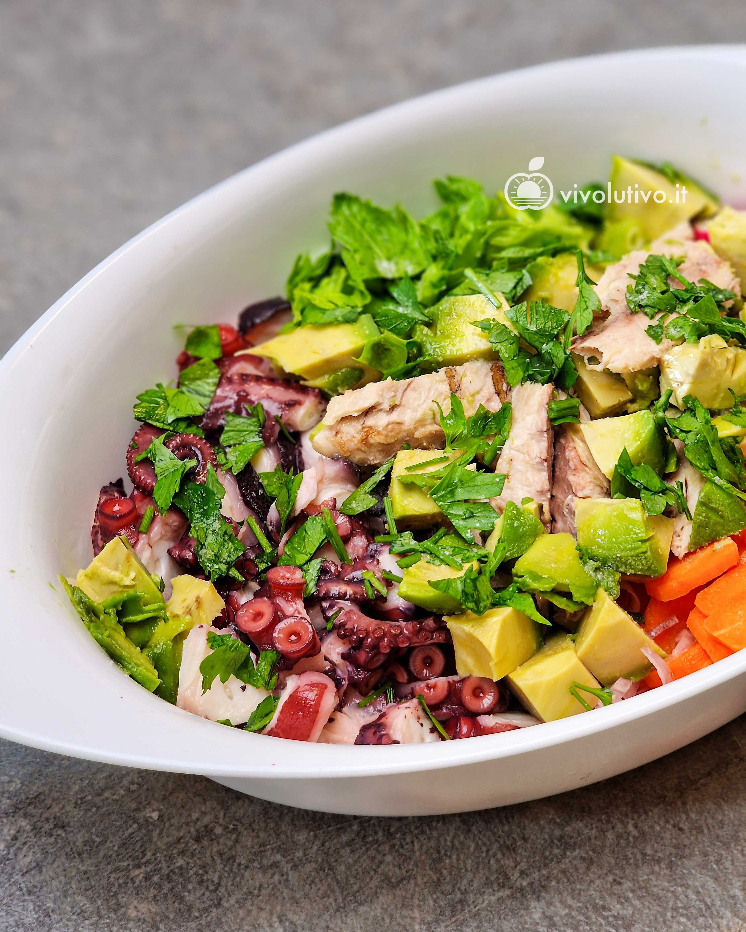 Insalata estiva con polpo, sgombro, avocado e verdure croccanti