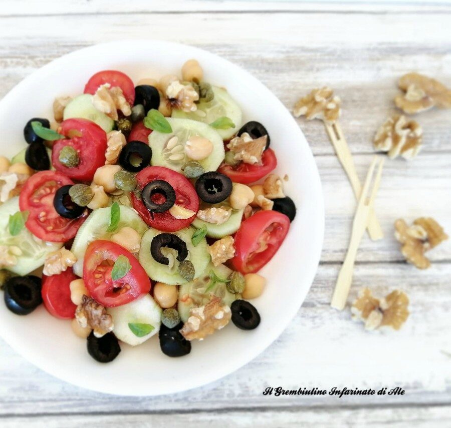 Insalata estiva di cetrioli con ceci e noci