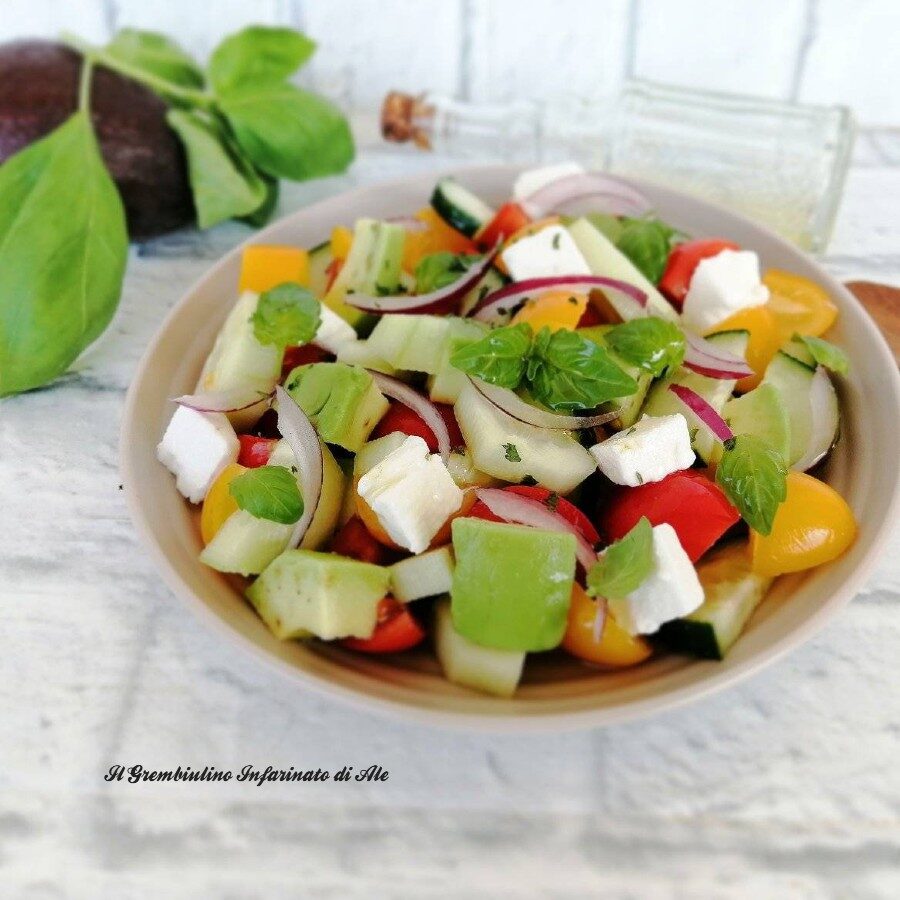 Insalata estiva di datterini, avocado e primosale