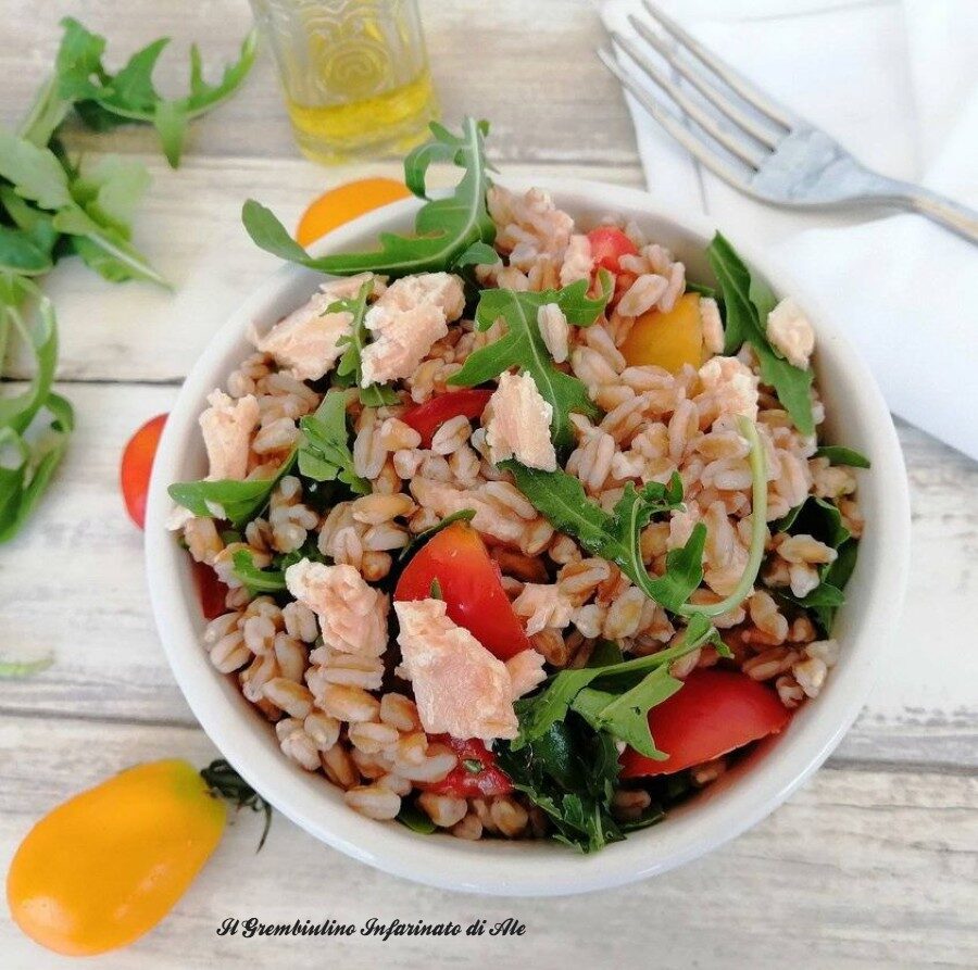 Insalata estiva di farro, rucola e pomodorini