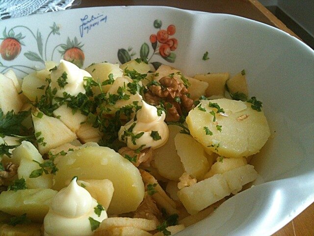 Insalata estiva di patate, mele noci