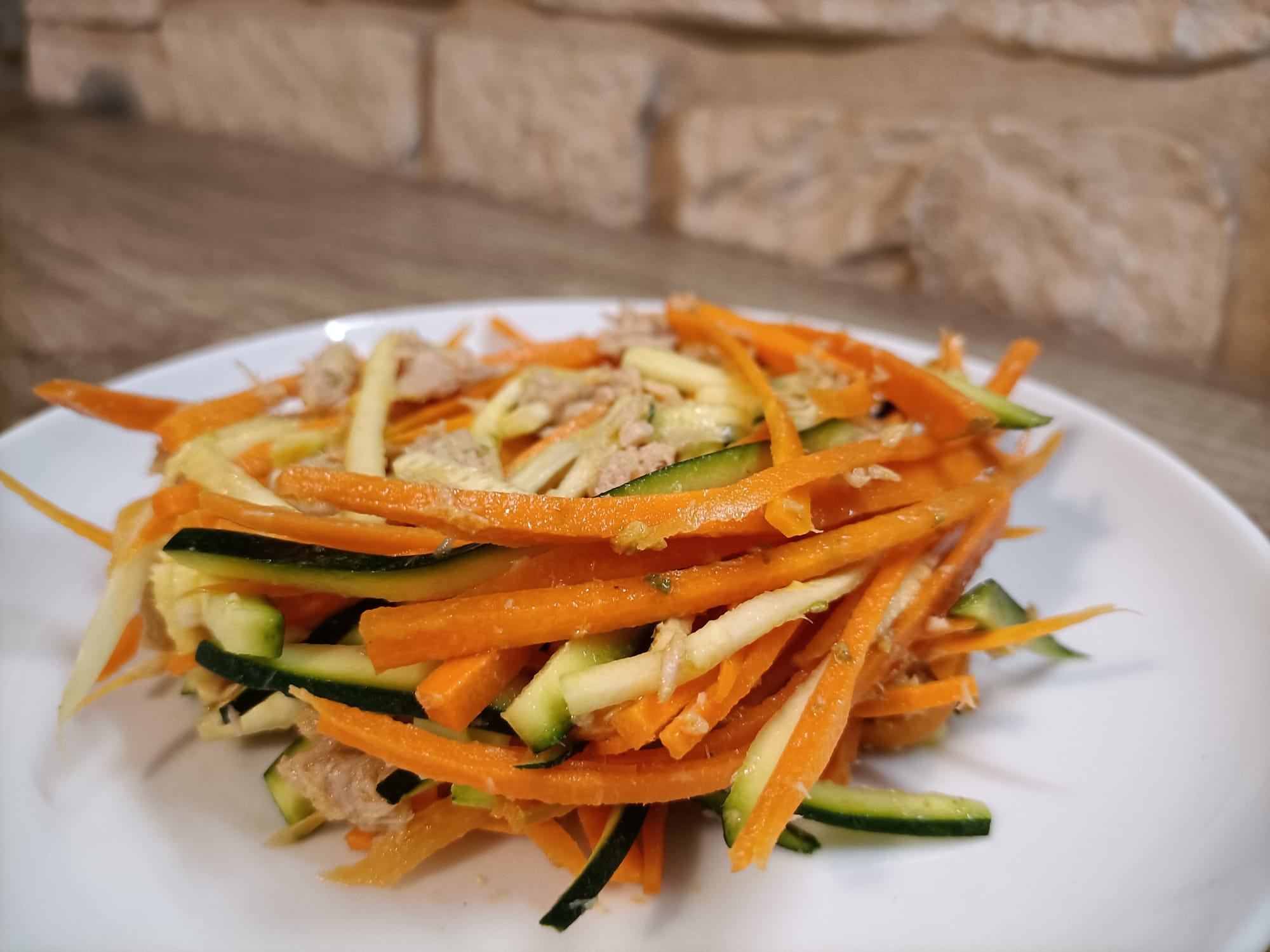 Insalata estiva fresca di verdure con carote, zucchine e tonno
