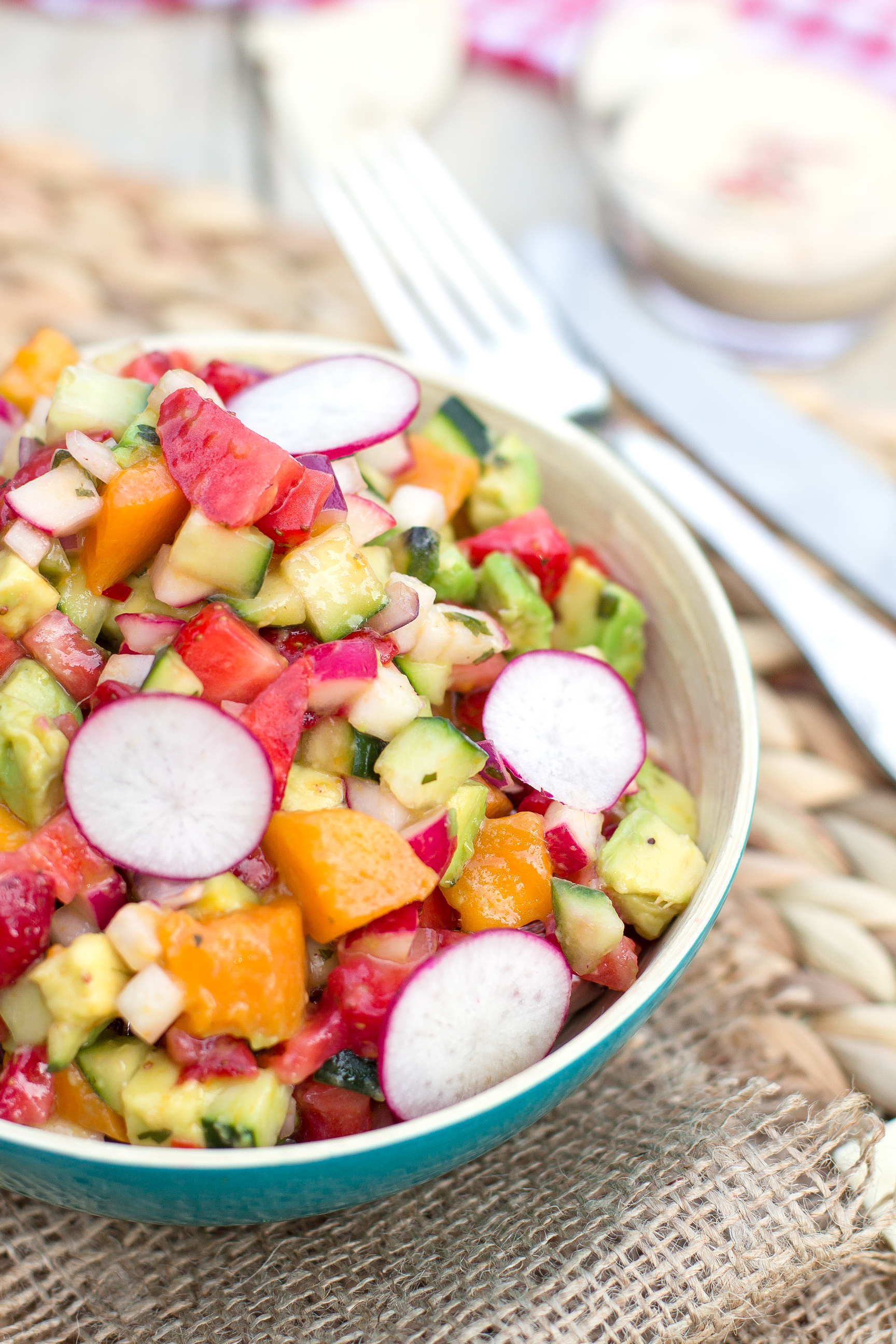 Insalata estiva mango avocado e fragole con limone coriandolo tahini dressing | raw vegan senza glutine