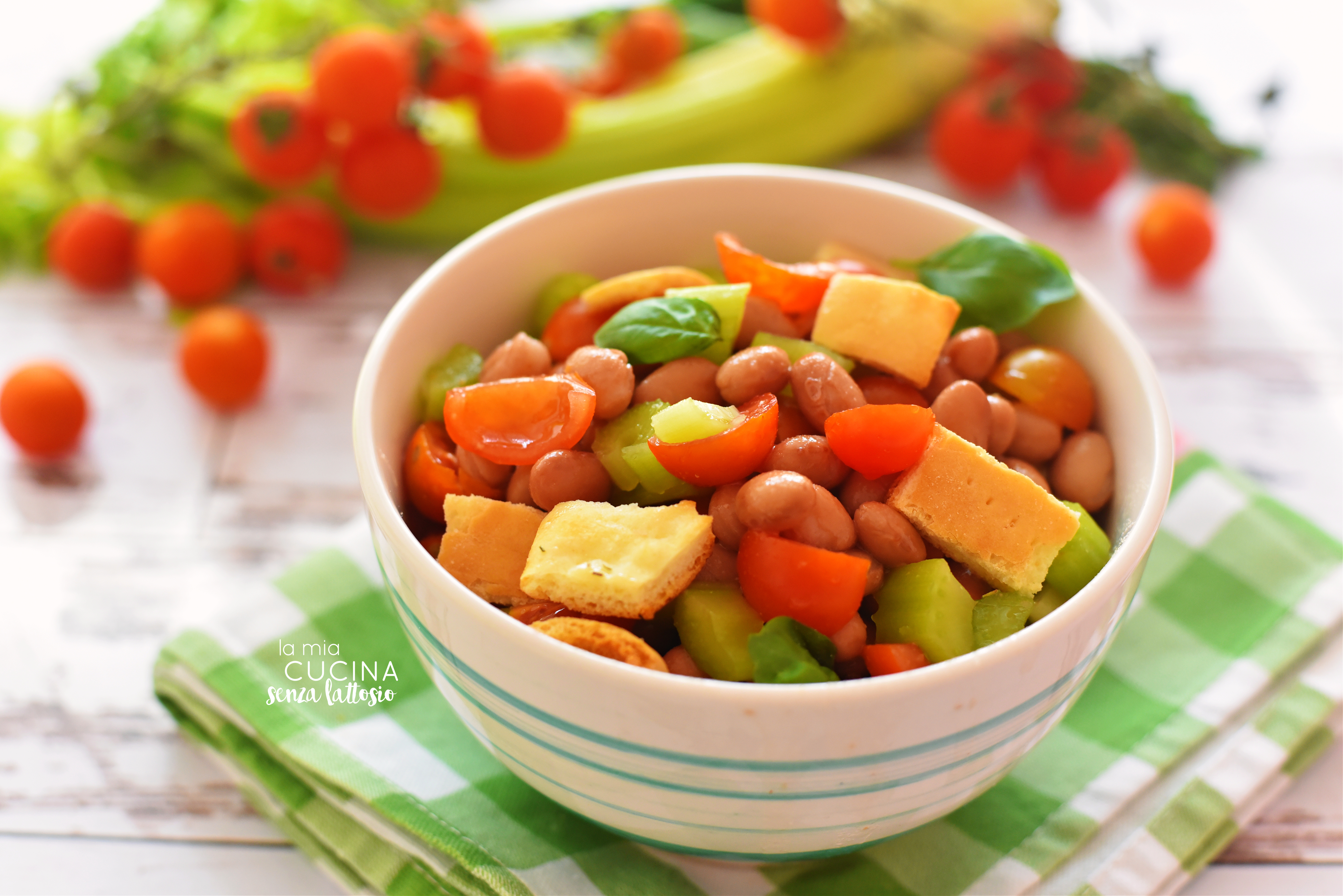 Insalata fagioli, sedano e crostini di pizza