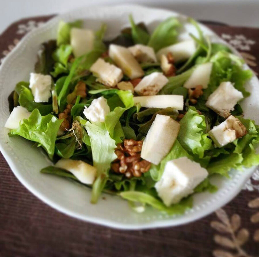 Insalata feta, noci e pere.