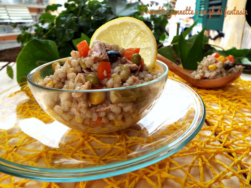Insalata fredda con orzo, verdurine e tonno
