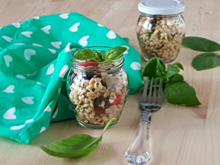 Insalata fredda di orzo con feta e olive