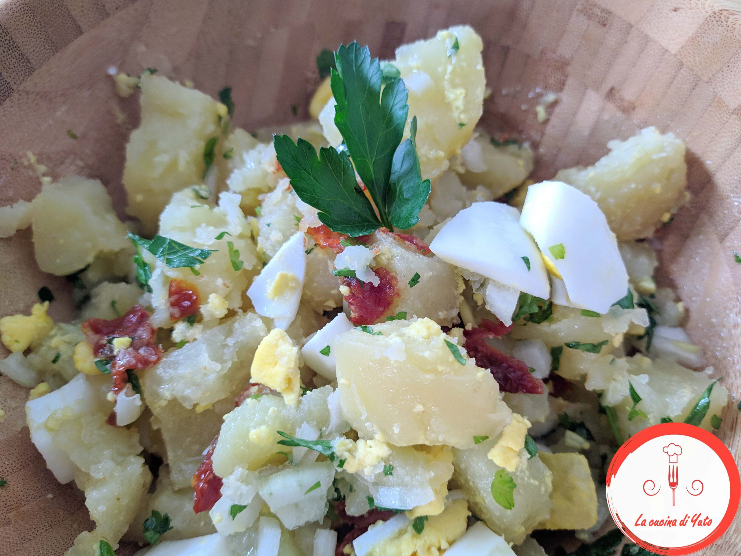 Insalata fredda di patate, uova e pomodorini secchi