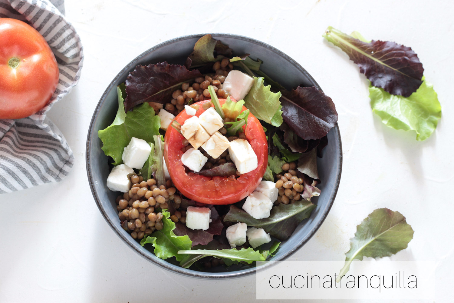 Insalata fredda di pomodori con lenticchie e feta
