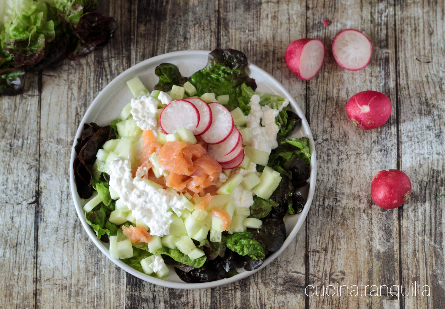 Insalata fresca con fiocchi di latte
