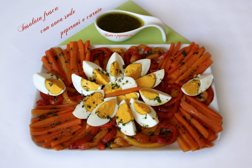 Insalata fresca con uova sode peperoni e carote