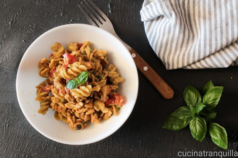 Insalata fresca di fusilli con farina di ceci