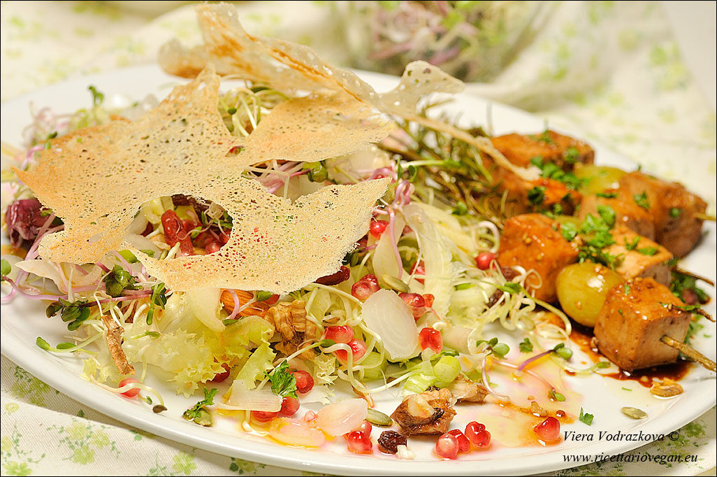 Insalata germogliata con tuile croccante e spiedini di tofu