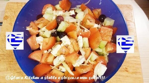 Insalata greca o chorˈjatiki saˈlata di gloria kitchenusa
