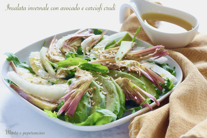 Insalata invernale con avocado e carciofi crudi
