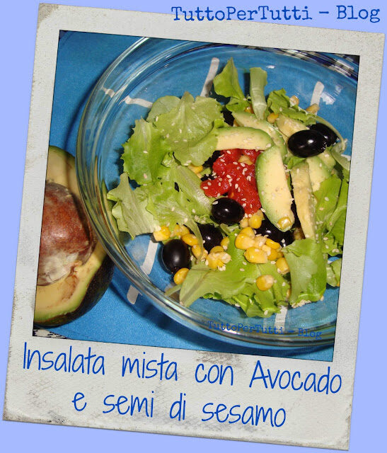 INSALATA MISTA CON AVOCADO E SEMI DI SESAMO