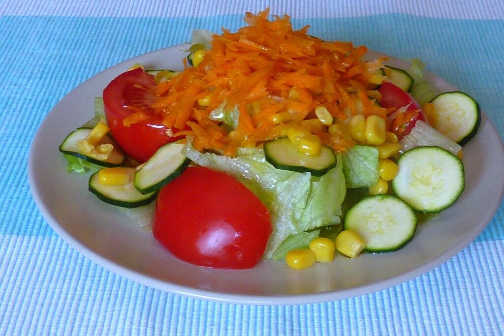 Insalata mista con zucchine